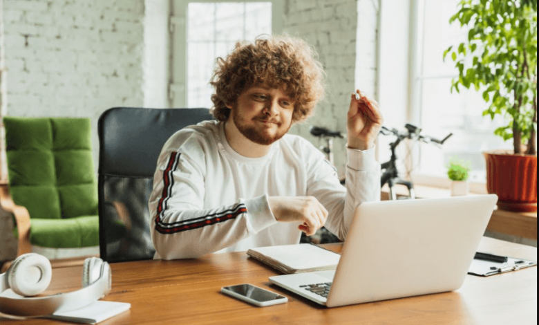 7 Evergreen Side Hustles That Compound Over Time (Without Burning Out)